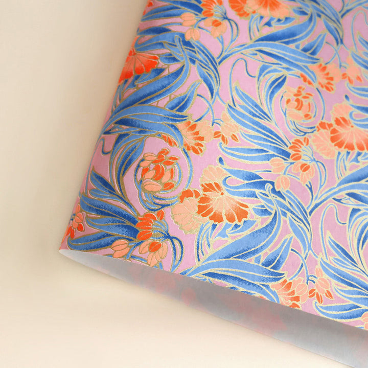 photo packshot d'une courbe de papier japonais yuzen chiyogami aux motifs de fleurs « art nouveau » dans les tons mauve, bleu et corail adeline klam (M988)