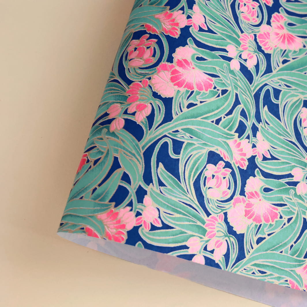 photo packshot d'une courbe de papier japonais yuzen chiyogami aux motifs de fleurs « art nouveau » dans les tons bleu foncé, verts et roses (M947)