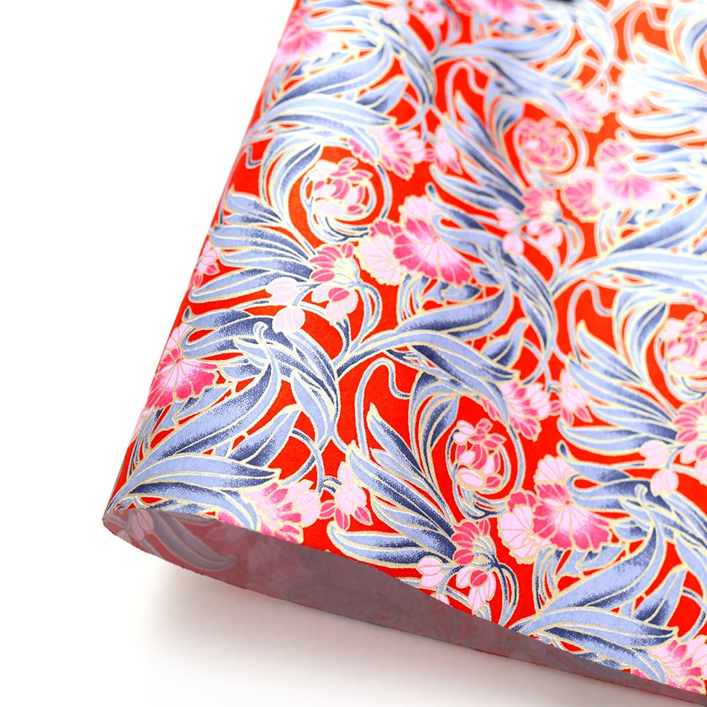 photo packshot d'une courbe de papier japonais yuzen chiyogami aux motifs de fleurs « art nouveau » dans les tons rouges, roses et bleu foncé adeline klam (M1013)