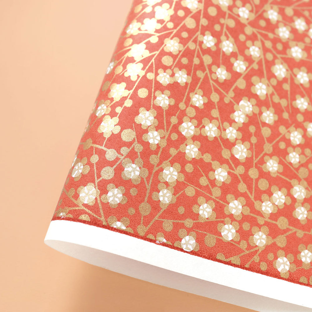 photo packshot d'une courbe de papier japonais yuzen chiyogami aux motifs de fleurs et branches dorées sur fond rouge terracotta adeline klam (M706)