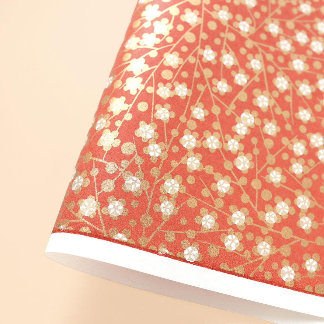 photo packshot d'une courbe de papier japonais yuzen chiyogami aux motifs de fleurs et branches dorées sur fond rouge terracotta adeline klam (M706)