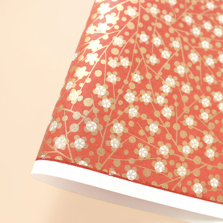 photo packshot d'une courbe de papier japonais yuzen chiyogami aux motifs de fleurs et branches dorées sur fond rouge terracotta adeline klam (M706)