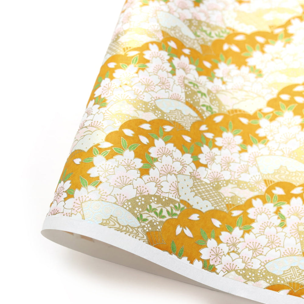 photo packshot d'une courbe de papier japonais yuzen chiyogami aux motifs de fleurs de cerisier et d'éventails dans les tons jaune moutarde, blancs, rose pâle et dorés adeline klam (M688)