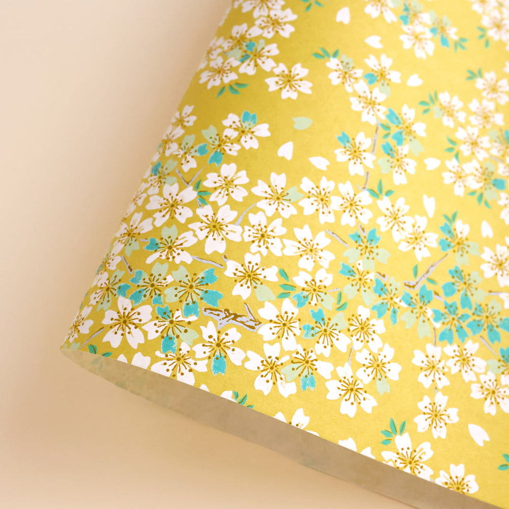 photo packshot d'une courbe de papier japonais yuzen chiyogami au motif de fleurs de cerisier dans les tons jaune moutarde, vert d'eau et bleu turquoise adeline klam (M578)