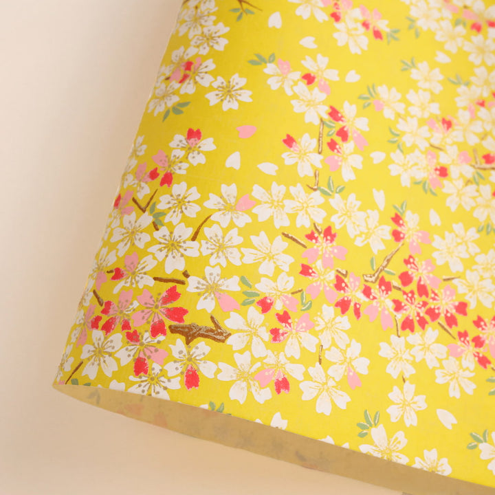photo packshot d'une courbe de papier japonais yuzen chiyogami au motif de fleurs de cerisier dans les tons jaune moutarde d'or, rose clair et fuchsia adeline klam (M364)