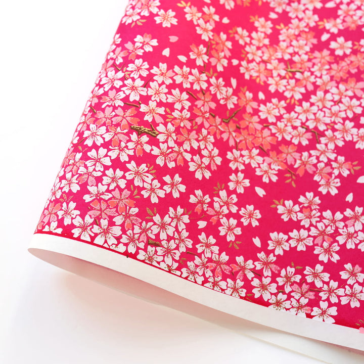 photo packshot d'une courbe de papier japonais yuzen chiyogami au motif de fleurs de cerisier dans les tons rose framboise, corail, rose clair et blancs adeline klam (M1057)