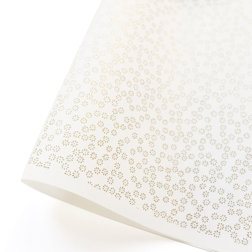 photo packshot d'une courbe de papier japonais yuzen chiyogami au motif de semi de fleurs dorées sur fond blanc crème adeline klam (M435)