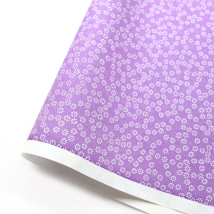 photo packshot d'une courbe de papier japonais yuzen chiyogami aux motifs de semi de fleurs blanches sur fond violet adeline klam (M1071)
