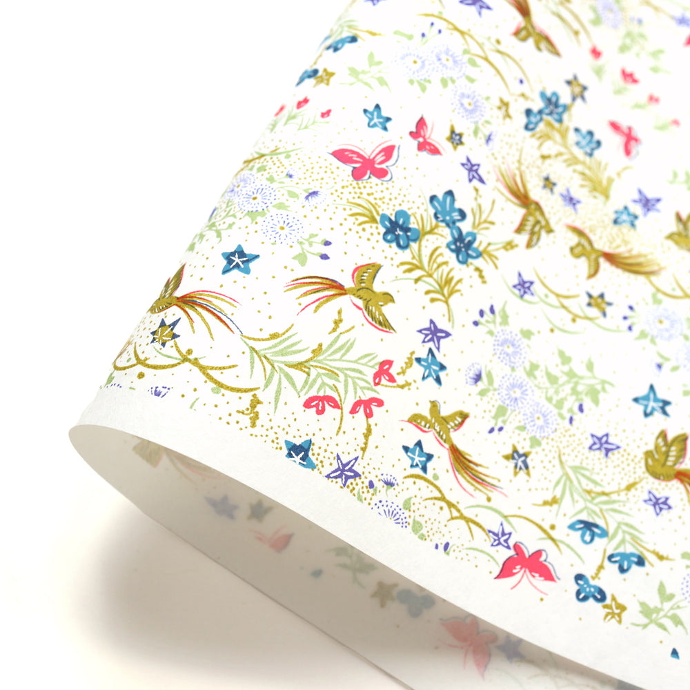 photo packshot d'une courbe de papier japonais yuzen chiyogami aux motifs de fleurs, d'oiseaux et de papillons dans les tons blanc, rose fluo, bleu mauve et verts adeline klam (M1067)