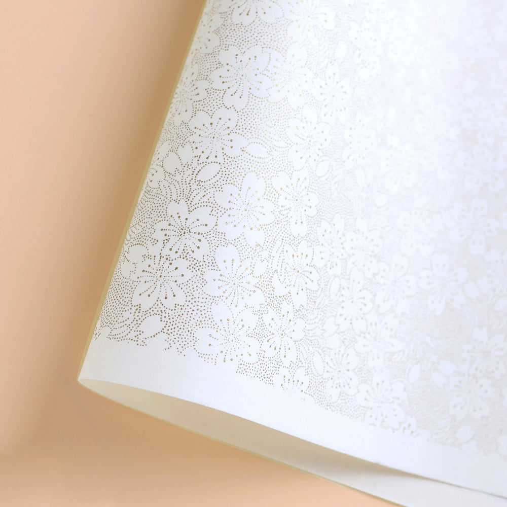 photo packshot d'une courbe de papier japonais yuzen chiyogami aux motifs de fleurs en pointillé dorées sur fond blanc adeline klam (M590)