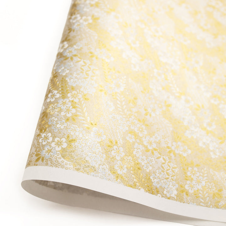 photo packshot d'une courbe de papier japonais yuzen chiyogami aux motifs de fleurs de prunier et nuages à motifs dorés, argentés et blancs adeline klam (M1053)