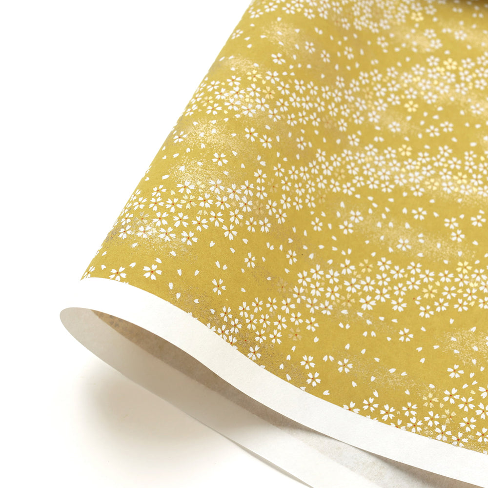 photo packshot d'une courbe de papier japonais yuzen chiyogami au motif de fleurs au vent blanches sur fond jaune moutarde adeline klam (M864) 