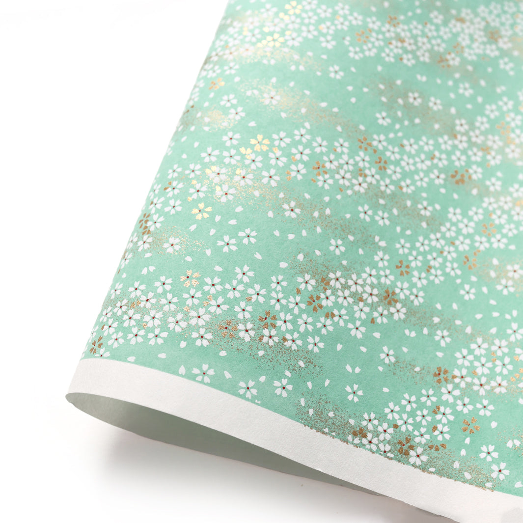 photo packshot d'une courbe de papier japonais yuzen chiyogami aux motifs de fleurs au vent vert d'eau adeline klam (M515)