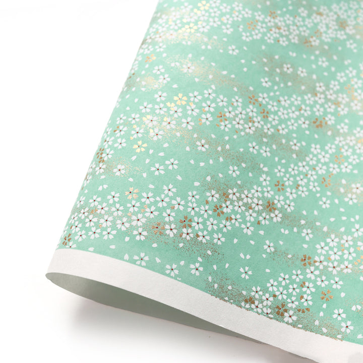 photo packshot d'une courbe de papier japonais yuzen chiyogami aux motifs de fleurs au vent vert d'eau adeline klam (M515)