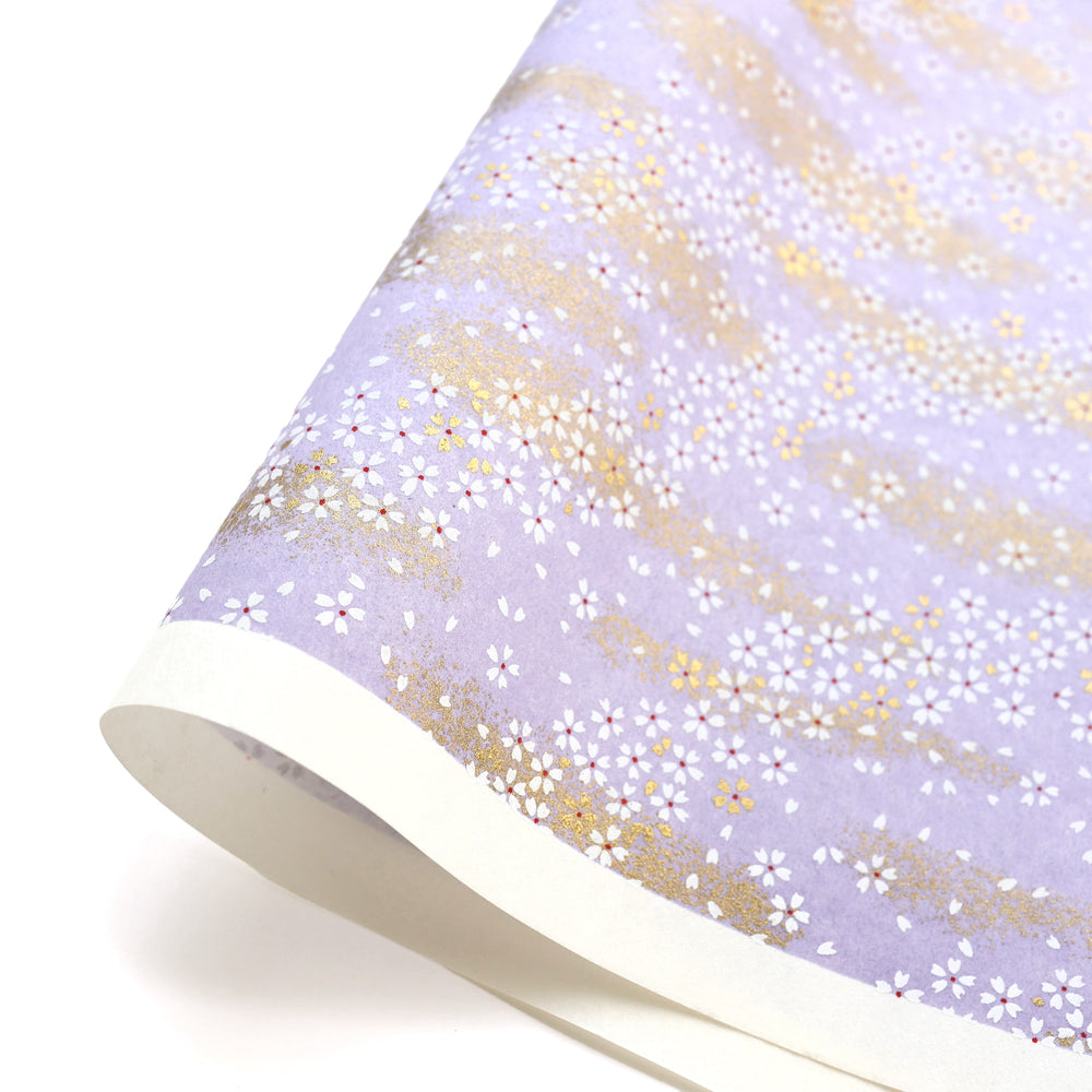 photo packshot d'une courbe de papier japonais yuzen chiyogami au motif de fleurs au vent dans les tons violet mauve adeline klam (M499)