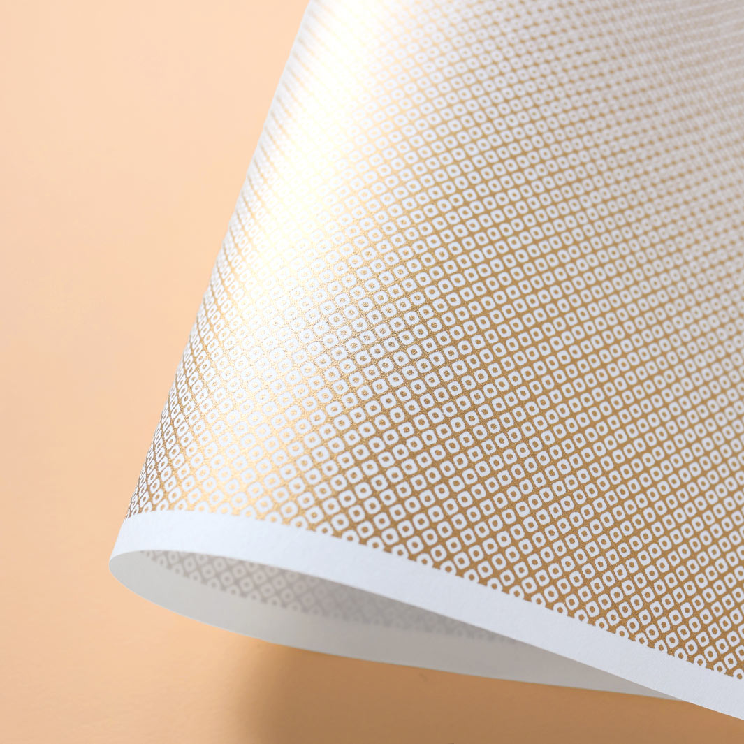 photo packshot d'une courbe de papier japonais yuzen chiyogami au motif kanoko doré et blanc adeline klam (M636)