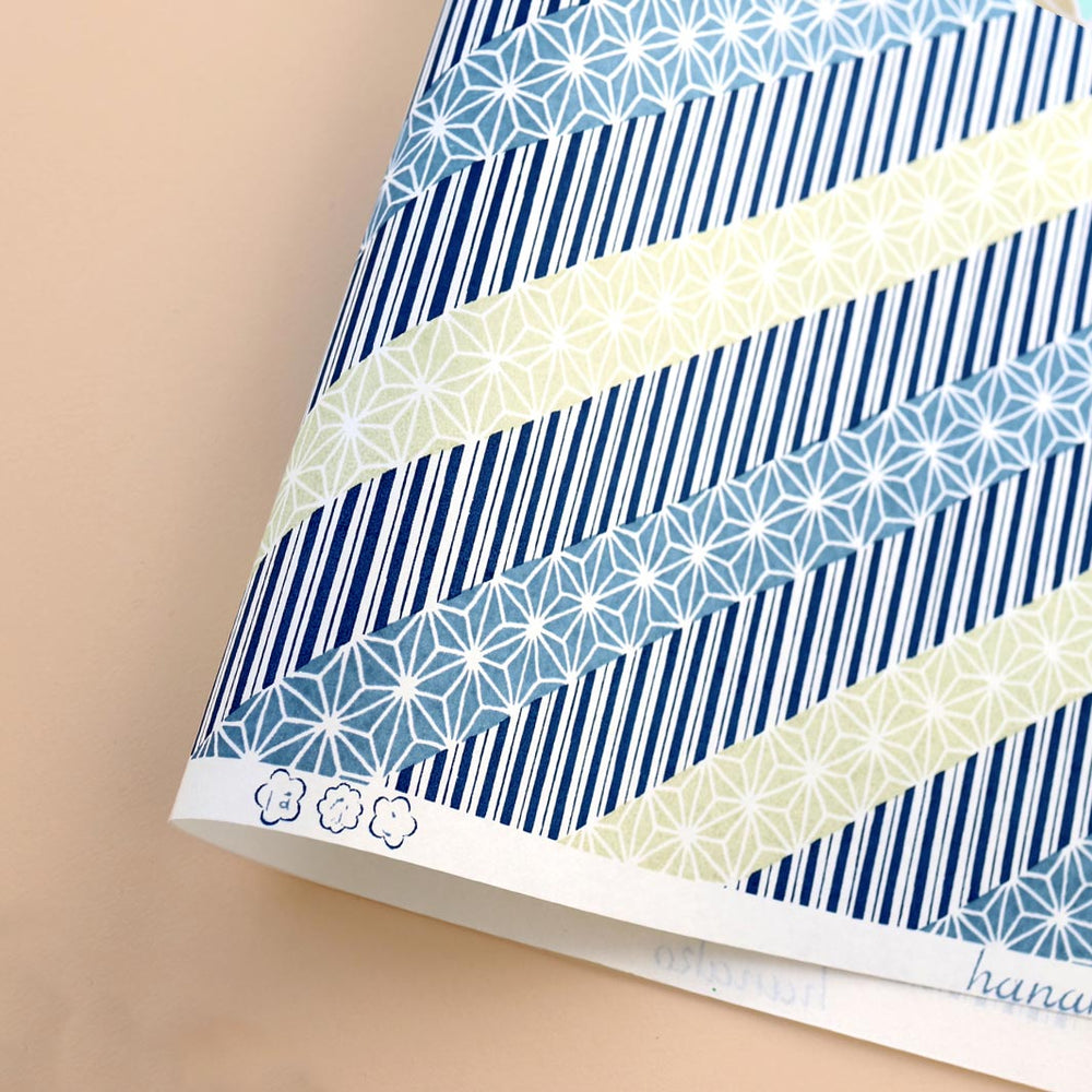 photo packshot d'une courbe de papier japonais yuzen chiyogami aux motifs de lignes épaisses et de grandes étoiles dans les tons or clair, bleu gris et marine, adeline klam (M1028)