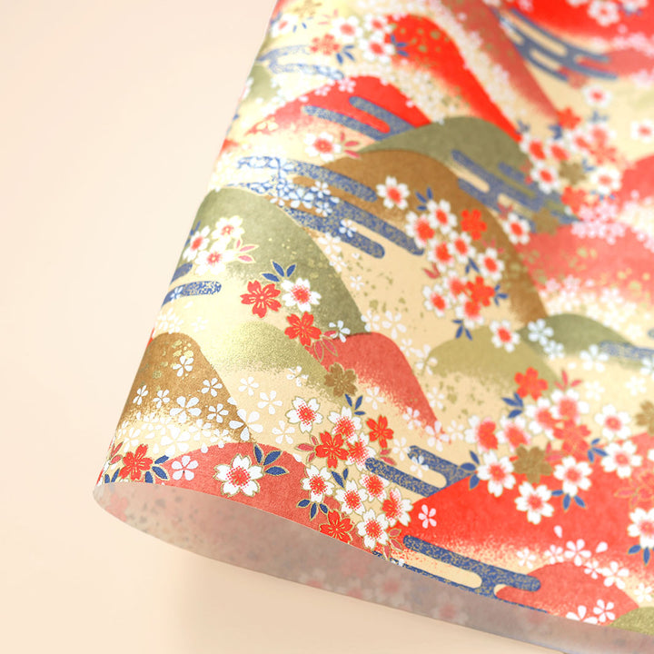 photo packshot d'une courbe de papier japonais yuzen chiyogami aux motifs de fleurs de cerisier jaune clair, rouge orange, bleu gris et vert adeline klam (M761)