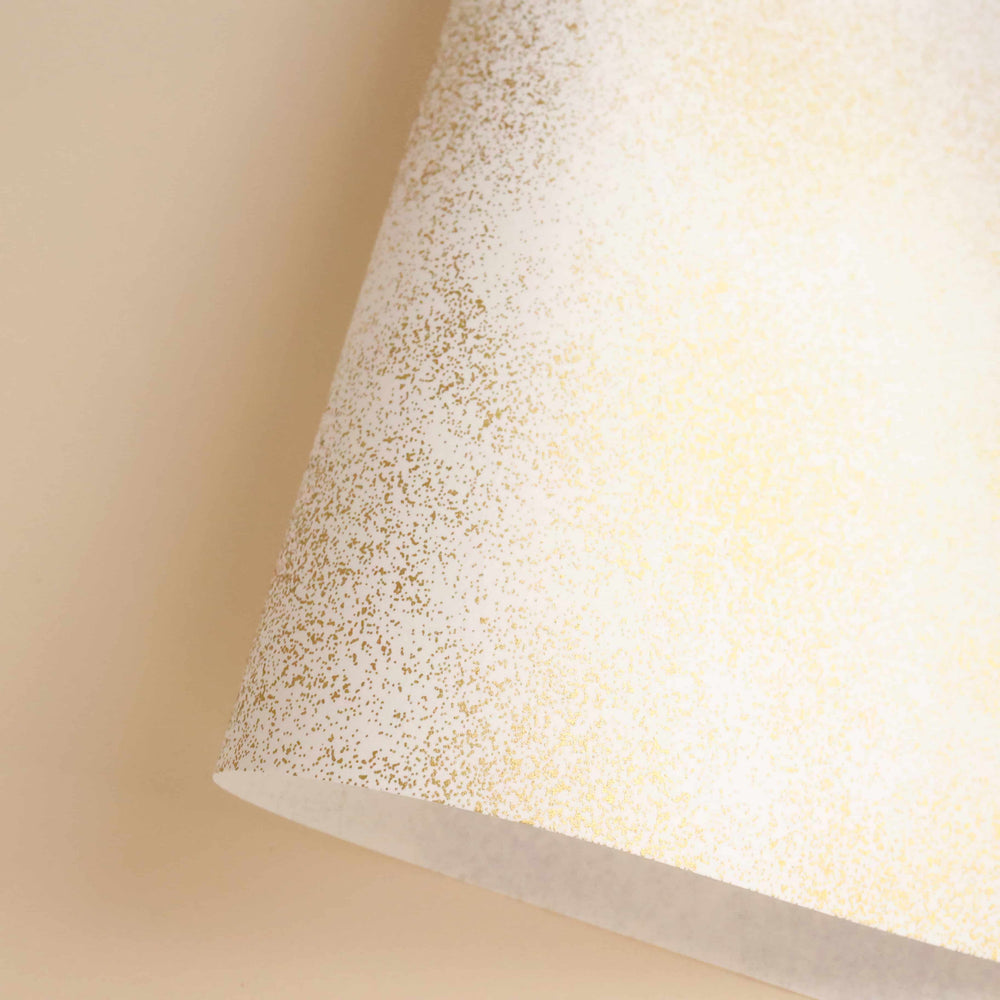 photo packshot d'une courbe de papier japonais yuzen chiyogami aux motifs moucheté doré sur fond blanc crème adeline klam (M738)