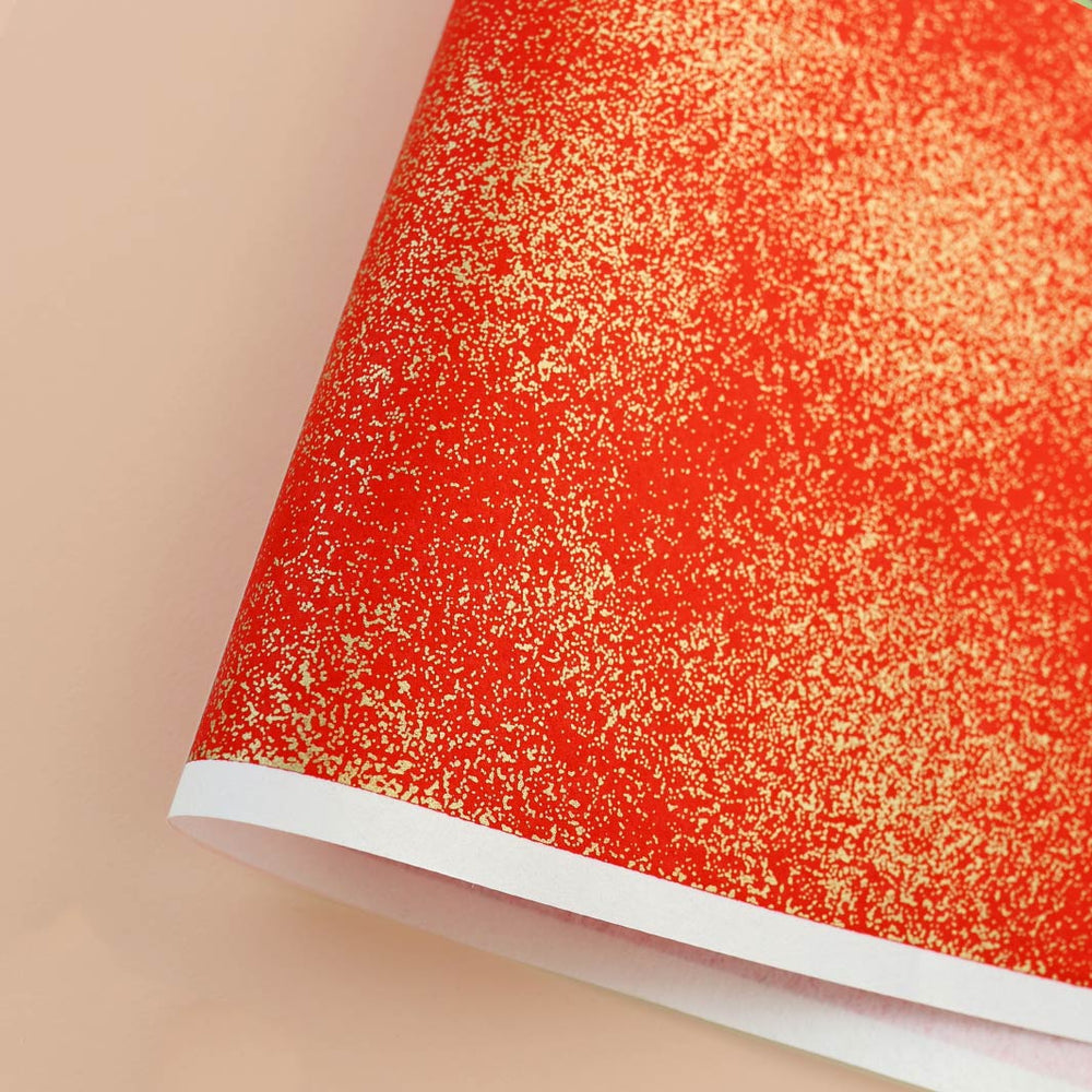 photo packshot d'une courbe de papier japonais yuzen chiyogami aux motifs moucheté doré sur fond rouge adeline klam (M1041)