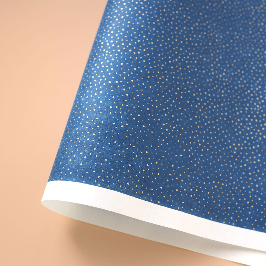 photo packshot d'une courbe de papier japonais yuzen chiyogami au motif neige doré sur fond bleu marine adeline klam (M714)