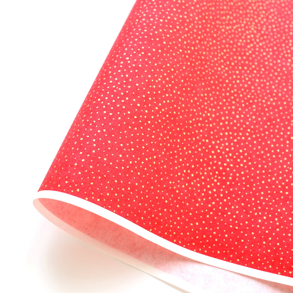 photo packshot d'une courbe de papier japonais yuzen chiyogami au motif de petits points dorés sur fond rouge rose vif adeline klam (M873) 