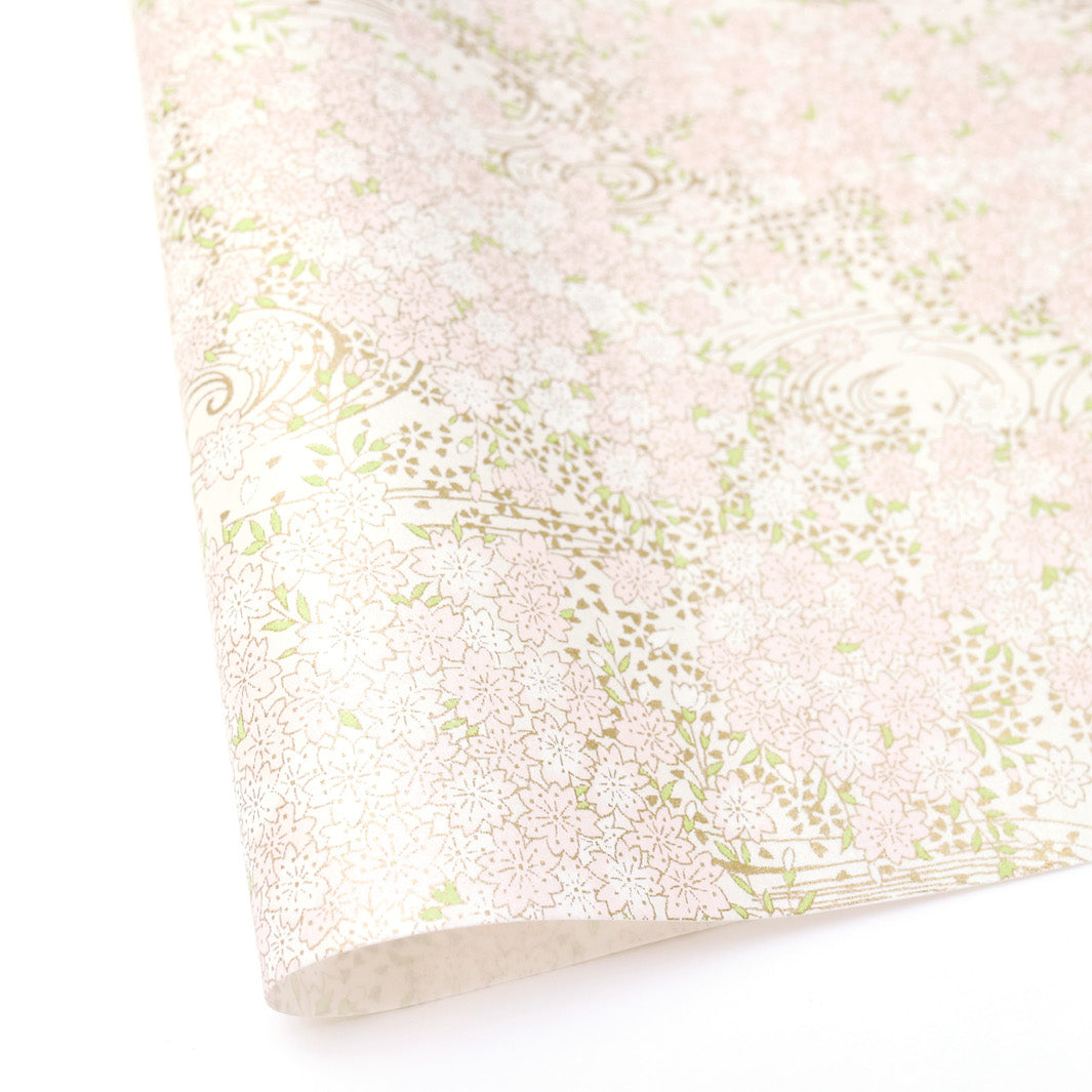 photo packshot d'une courbe de papier japonais yuzen chiyogami aux motifs de nuée de fleurs de cerisier dans les tons blanc nacré, rose pâle, vert tilleul et dorés adeline klam (M1025)