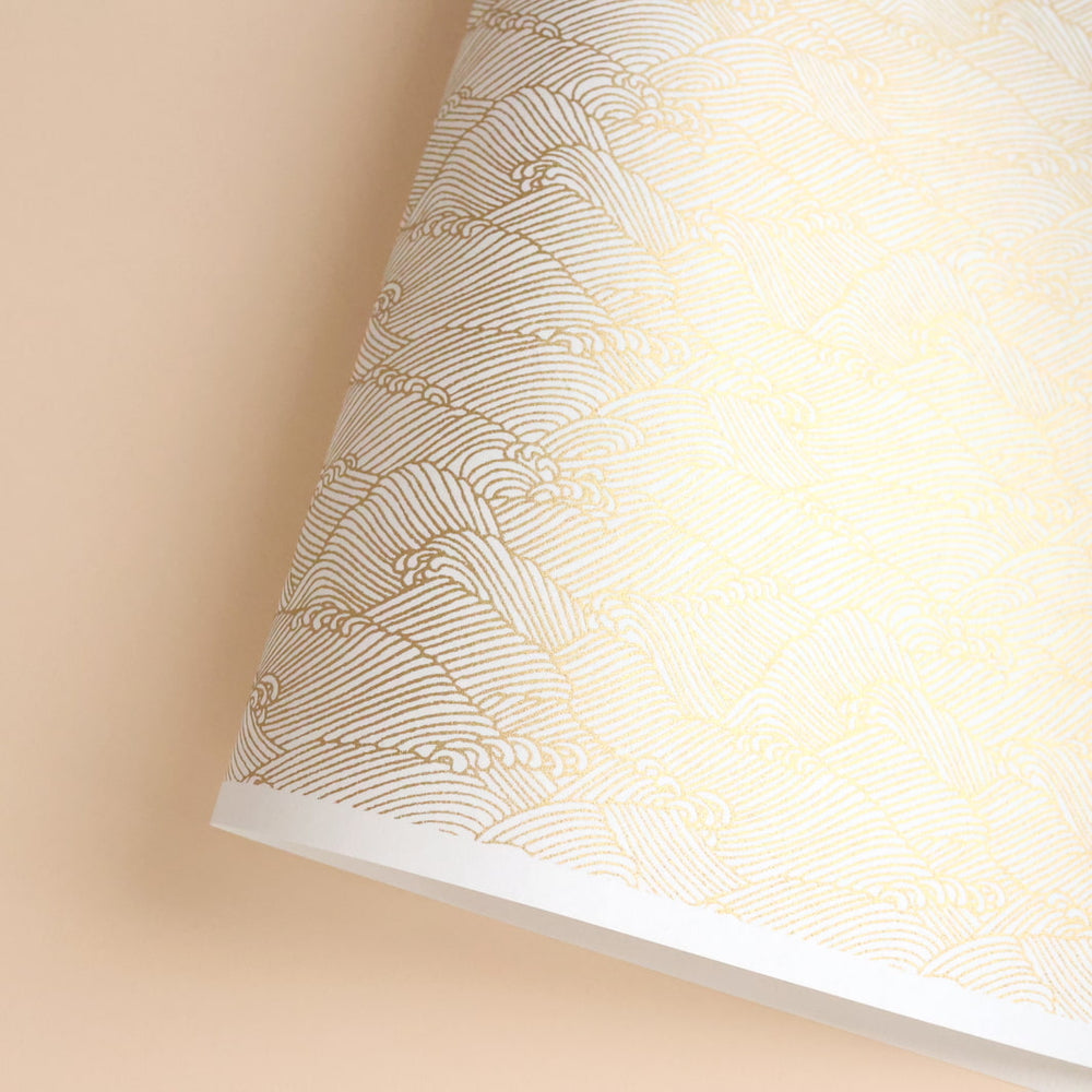 photo packshot d'une courbe de papier japonais yuzen chiyogami aux motifs « océan » blancs et dorés adeline klam (M648)