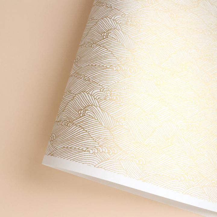 photo packshot d'une courbe de papier japonais yuzen chiyogami aux motifs « océan » blancs et dorés adeline klam (M648)