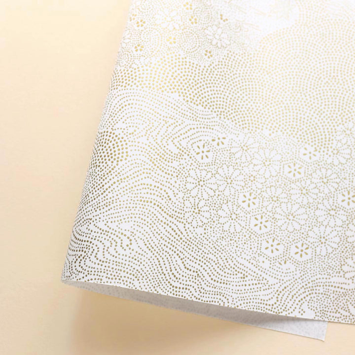 photo packshot d'une courbe de papier japonais yuzen chiyogami aux motifs de paysage en pointillés dans les tons blancs et dorés adeline klam (M1009)