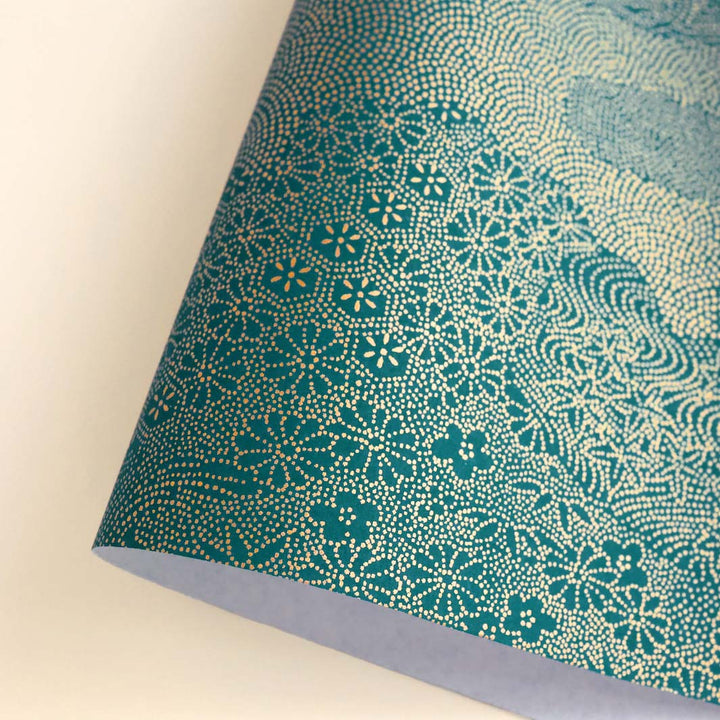 photo packshot d'une courbe de papier japonais yuzen chiyogami aux motifs de paysage en pointillés dans les tons bleu canard et dorés adeline klam (M627)