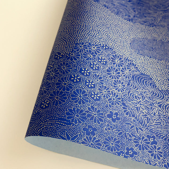 photo packshot d'une courbe de papier japonais yuzen chiyogami aux motifs de paysage en pointillés dans les tons bleu nuit et dorés adeline klam (M989)