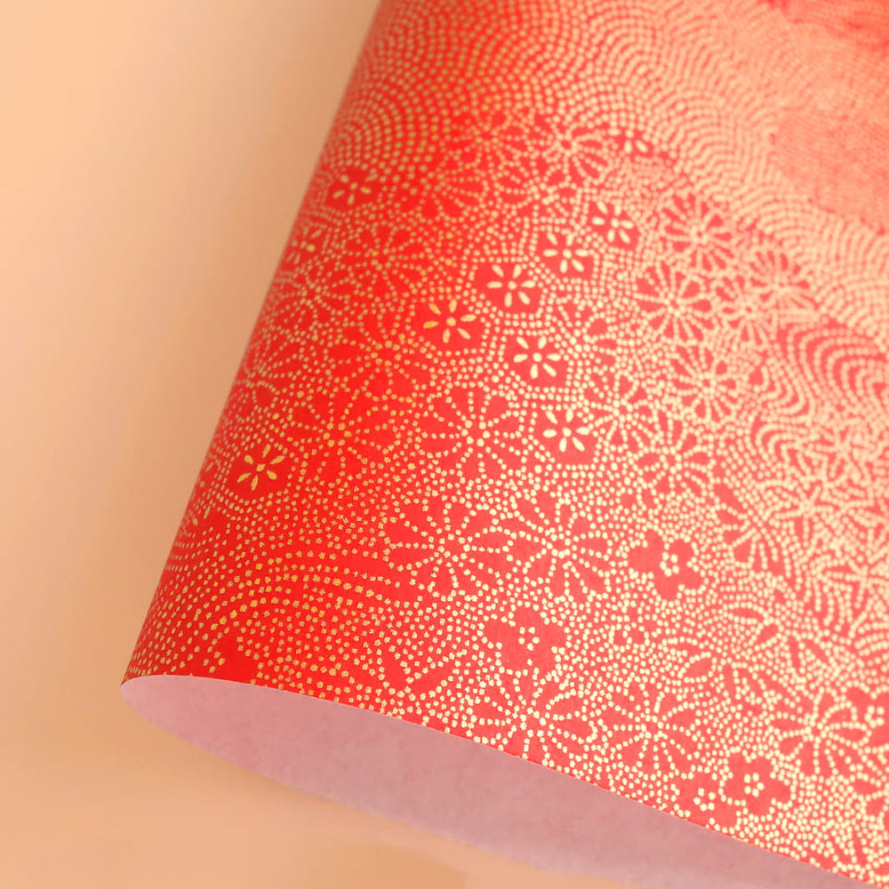 photo packshot d'une courbe de papier japonais yuzen chiyogami aux motifs en pointillés dorés sur fond rouge adeline klam (M822)