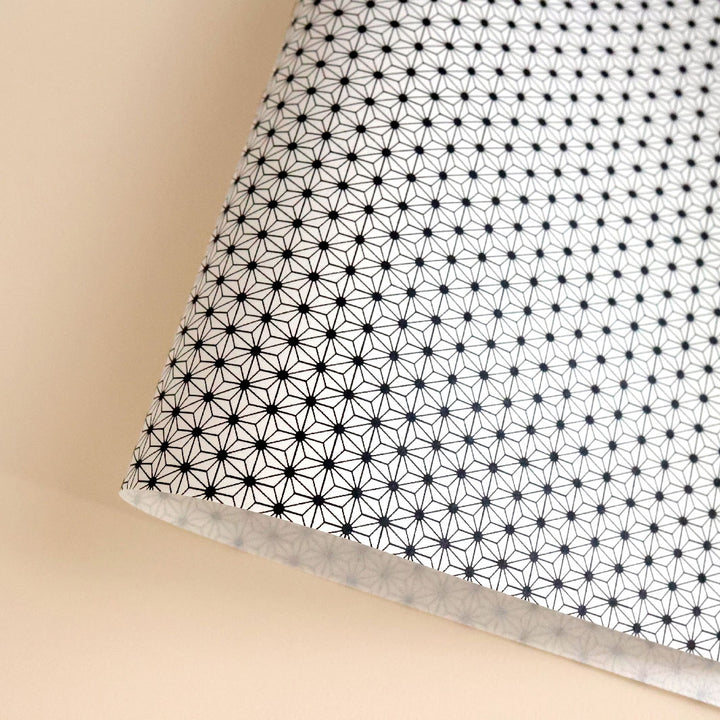 photo packshot d'une courbe de papier japonais yuzen chiyogami aux motifs petites étoiles dans les tons noirs et blancs (M524)