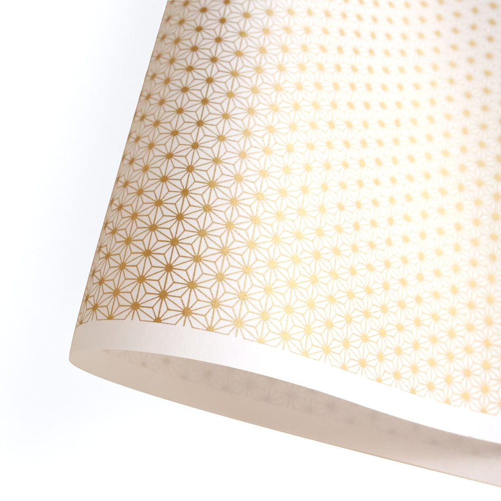 photo packshot d'une courbe de papier japonais yuzen chiyogami au motif de petites étoiles (asanoha) dorées sur fond blanc adeline klam (M510)