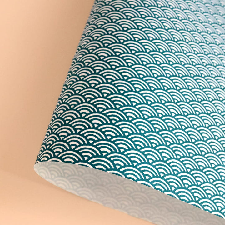 photo packshot d'une courbe de papier japonais yuzen chiyogami aux petites vagues bleu canard sur fond blanc adeline klam (M651)