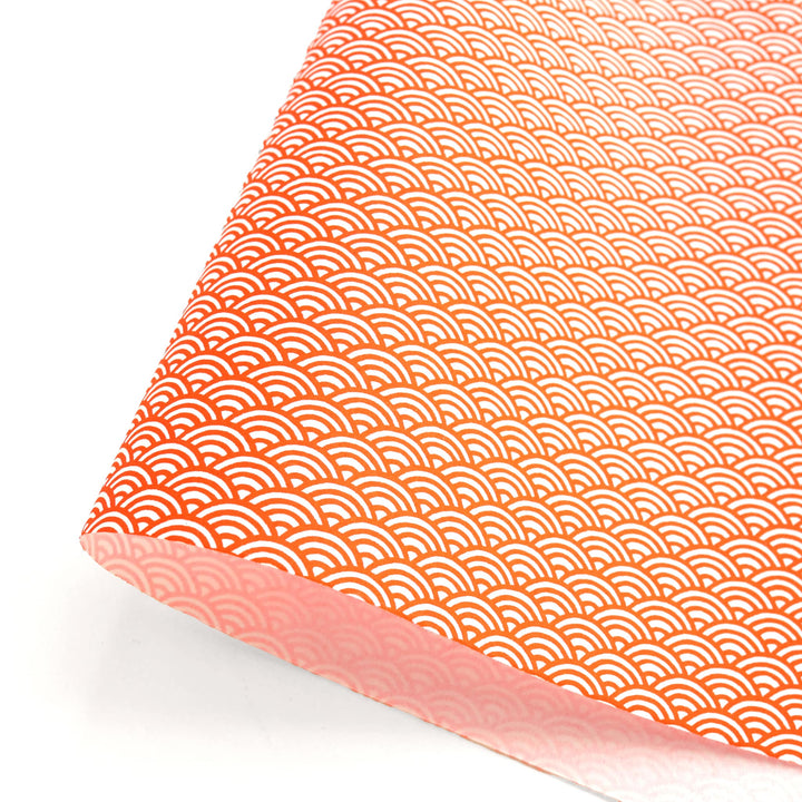 photo packshot d'une courbe du papier japonais yuzen chiyogami au motif de petites vagues orange vif adeline klam (M476)