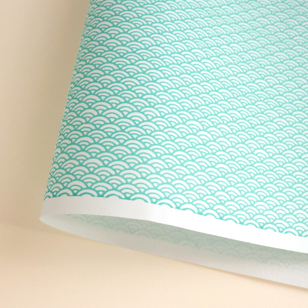 photo packshot d'une courbe de papier japonais yuzen chiyogami au motif de petites vagues vert d'eau sur fond blanc adeline klam (M719)