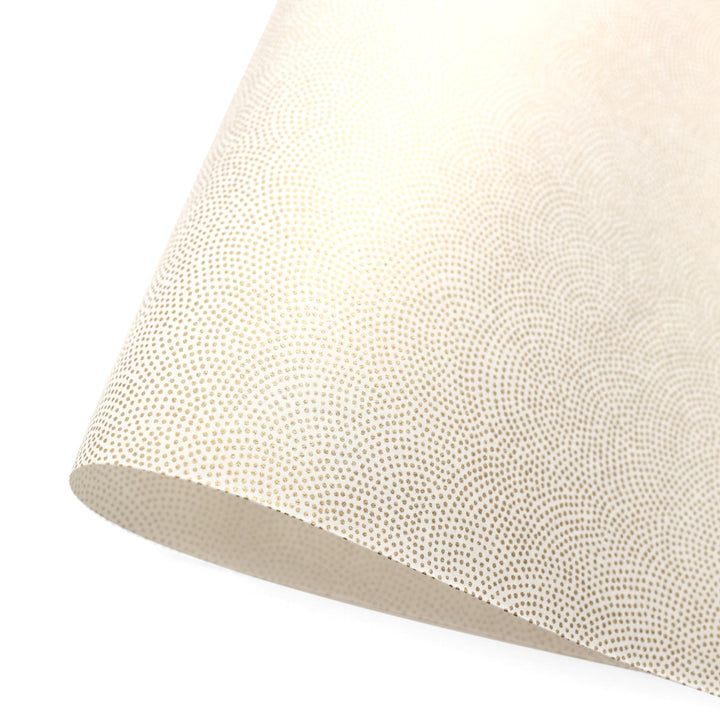 photo packshot d'une courbe de papier japonais yuzen chiyogami au motif « samekomon » doré sur fond blanc ivoire adeline klam (M276)