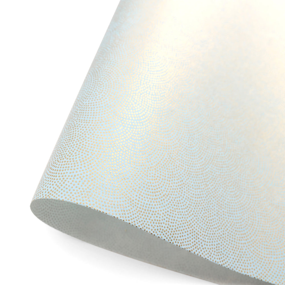 photo packshot d'une courbe de papier japonais yuzen chiyogami au motif « samekomon » doré sur fond bleu ciel adeline klam (M783)