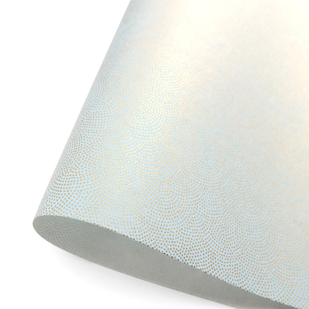 photo packshot d'une courbe de papier japonais yuzen chiyogami au motif « samekomon » doré sur fond bleu ciel adeline klam (M783)