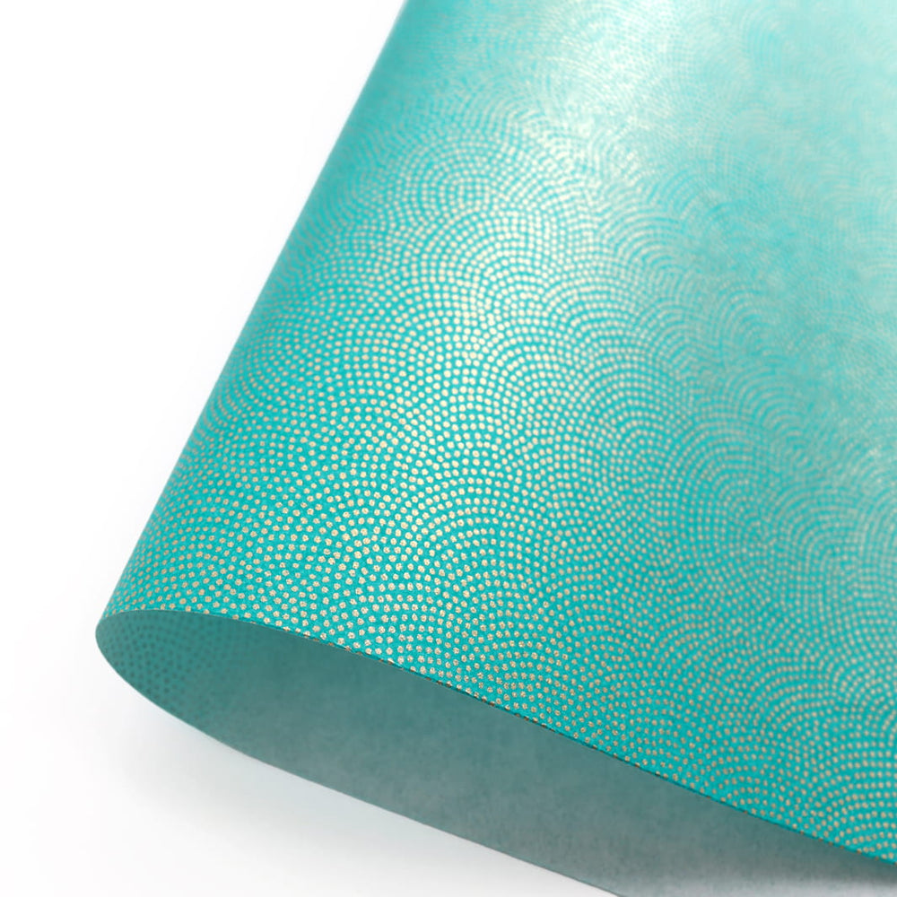 photo packshot d'une courbe de papier japonais yuzen chiyogami au motif « samekomon » doré sur fond bleu turquoise adeline klam (M582)