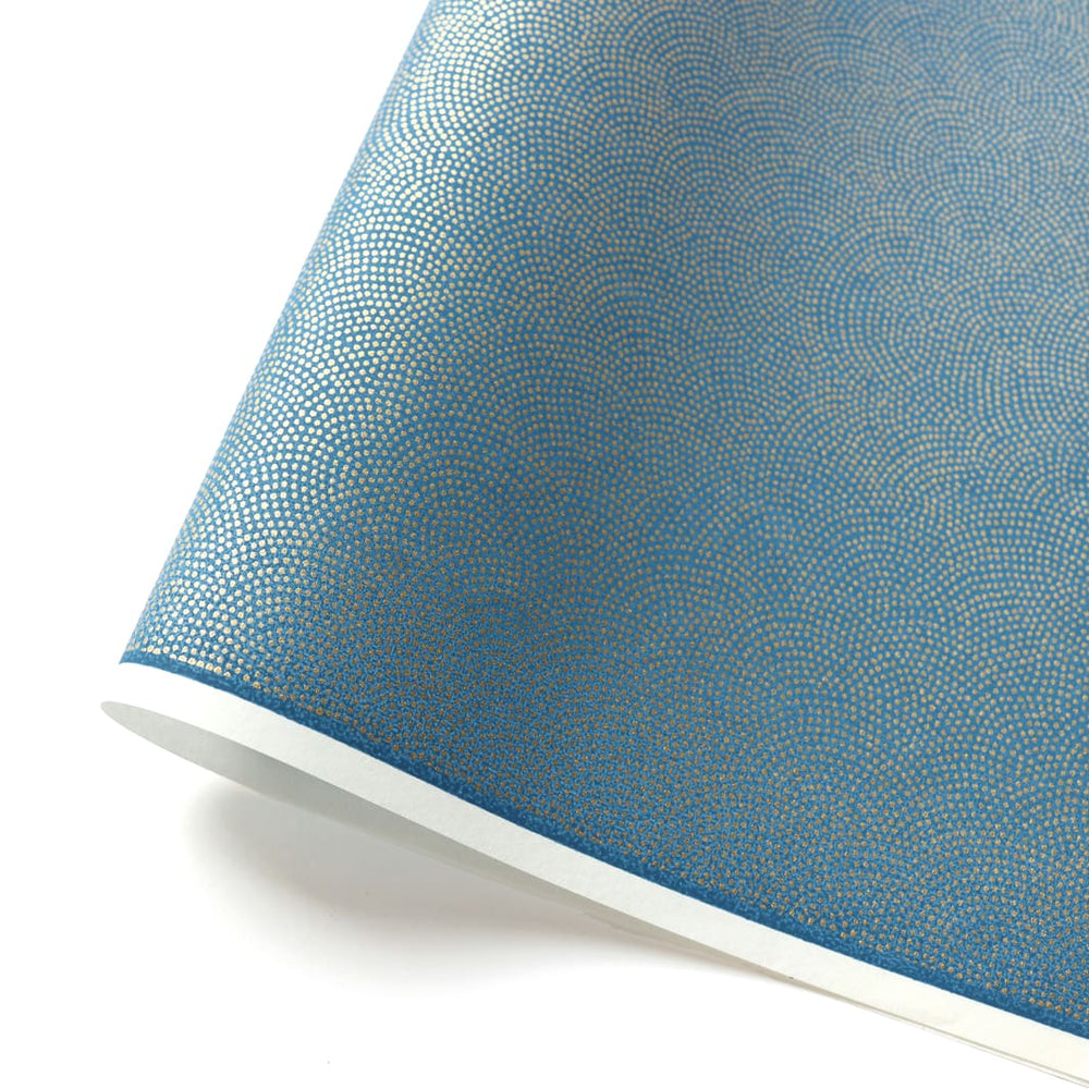 photo packshot d'une courbe de papier japonais yuzen chiyogami au motif samekomon dorés sur fond bleu gris foncé adeline klam (M711)