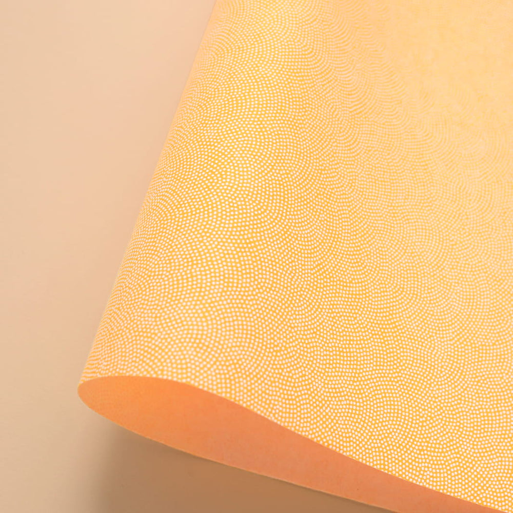 photo packshot d'une courbe de papier japonais yuzen chiyogami aux motifs samekomon jaune safran et blanc adeline klam (M857)