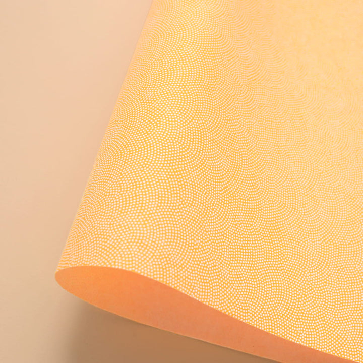 photo packshot d'une courbe de papier japonais yuzen chiyogami aux motifs samekomon jaune safran et blanc adeline klam (M857)