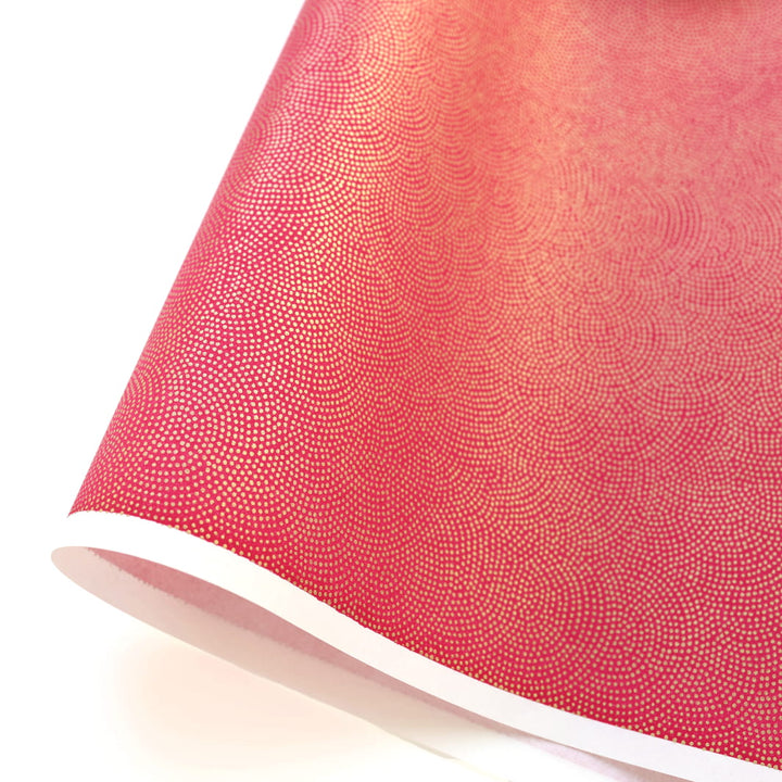 photo packshot d'une courbe de papier japonais yuzen chiyogami au motif de petits point dorés samekomon sur fond lie de vin adeline klam (M832)