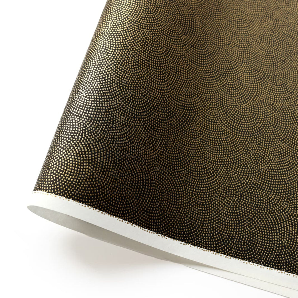 photo packshot d'une courbe de papier japonais yuzen chiyogami au motif samekomon dorés sur fond noir adeline klam (M274)