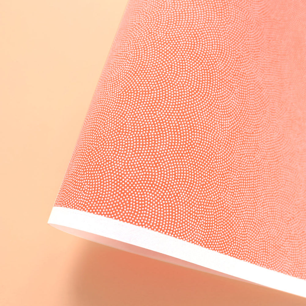 photo packshot d'une courbe de papier japonais yuzen chiyogami au motif samekomon blanc sur fond orange pastel adeline klam (M859)