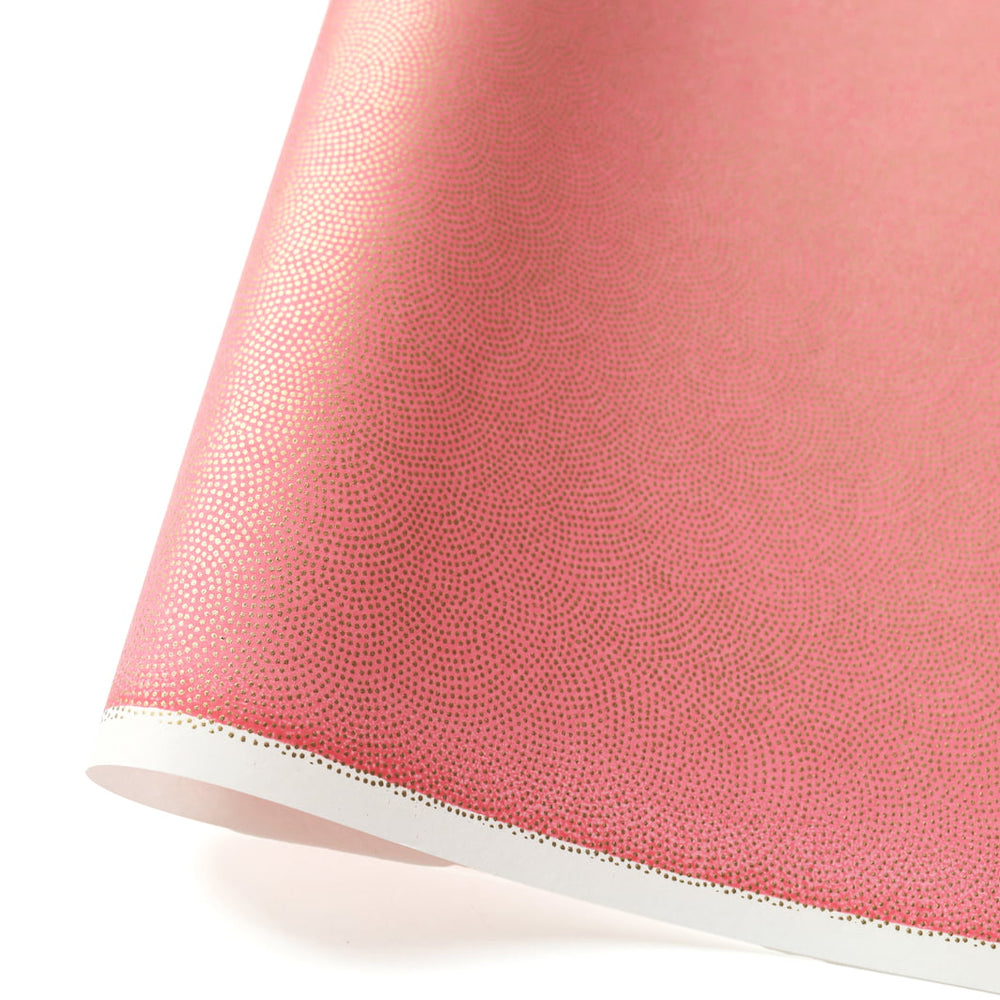 photo packshot d'une courbe de papier japonais yuzen chiyogami au motif samekomon dorés sur fond rose corail adeline klam (M710)