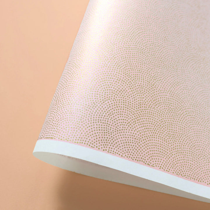 photo packshot d'une courbe de papier japonais yuzen chiyogami au motif samekomon dorés sur fond rose poudré adeline klam (M907)